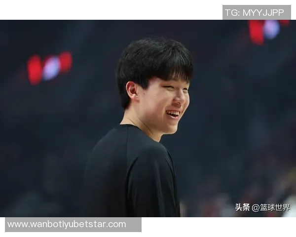 杨瀚森主动与阿夫迪亚交流翻译助力两人友好碰拳互动