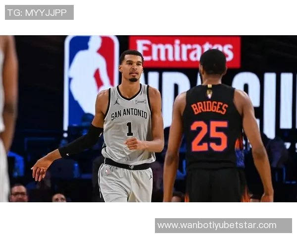 文班在挡拆后华丽转身空接背扣展现惊人弹跳与技巧